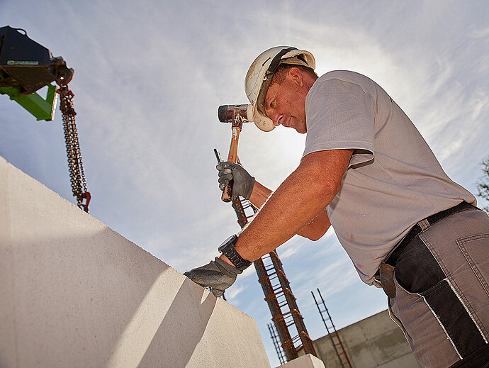 Bauarbeiter mit Hammer bei der Arbeit