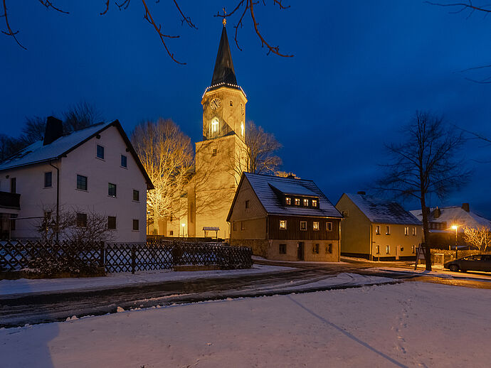 Dorfansicht im Winter mit Kirche
