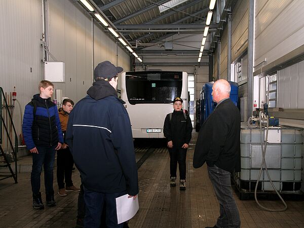 Jugendliche informieren sich über Ausildungsmöglichkeiten bei Regiobus Mittelsachsen in Freiberg