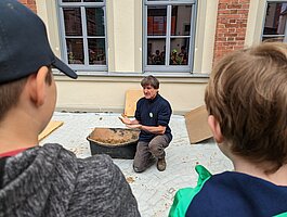Naturbauexperte Stephan De Bona erklärt beim Tag der "Kleinen Baumeister" u.a. den Werkstoff Lehm.