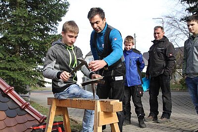 Schüler informieren sich zum Beruf Dachdecker bei der Dachdecker Fischer GmbH