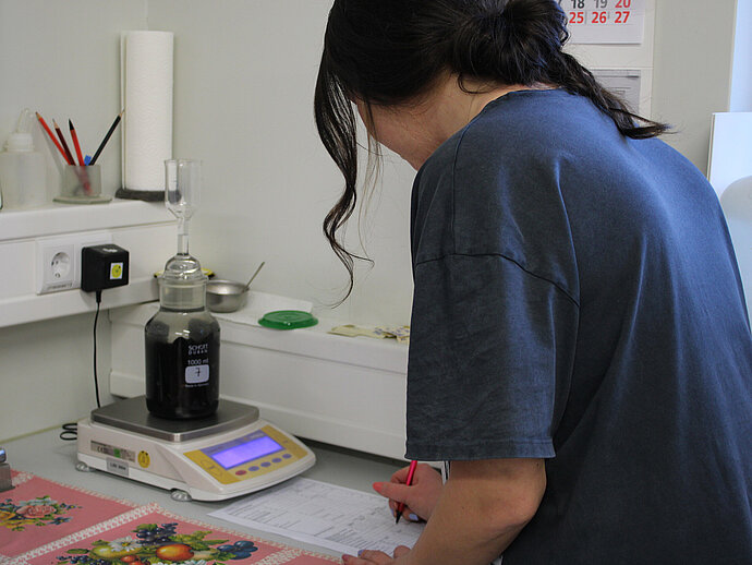 Prüfung von Asphaltflächen im Labor