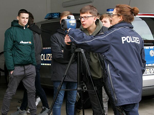 Jugendliche informieren sich bei der Polizei Sachsen über Ausbildungsmöglichkeiten