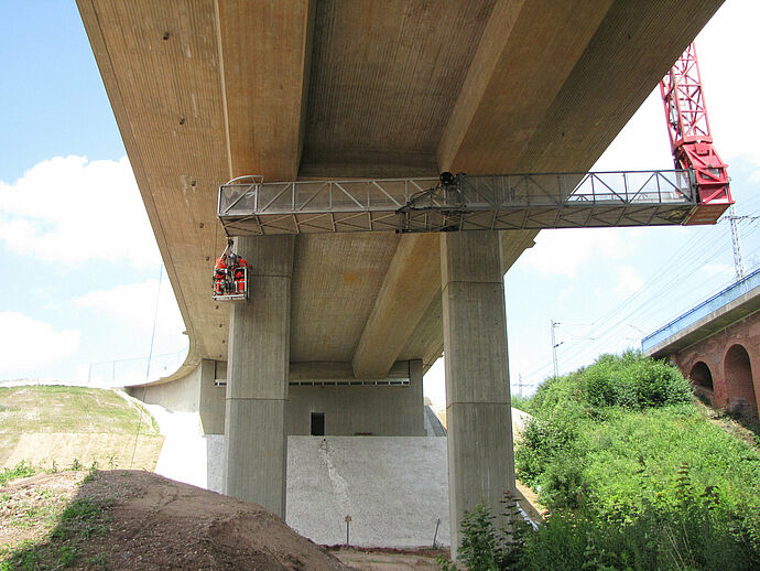 eine Brücke wird mit moderner Technik überprüft