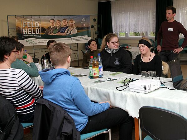 Jugendliche informieren sich über Ausbildungsberuft bei der Agroservice GmbH