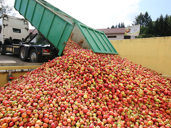 ein LKW voller Äpfel