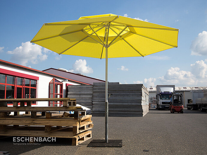 Sonnenschirm in gelb auf dem Lagergelände