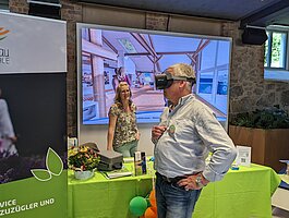 Besucher testet VR-Brille mit Einblick in das Mittelsächsische Haus am Stand der Nestbau-Zentrale