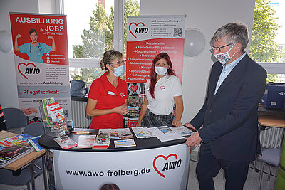 Zweiter Beigeordneter Jörg Höllmüller besuchte die Schule-macht-Betrieb-Ausbildungsmesse in Freiberg. Foto: LRA/Denis Mußdorf