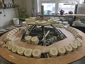 Riesenkarussell: In diesen Formen werden die Tassen aus Freiberger Porzellan gegossen 