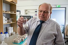 Prof. Dr. Gerald Ziegenbalg von der IBZ-Salzchemie in seinem Element
