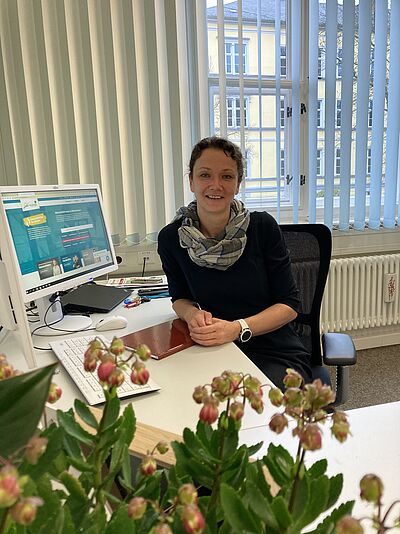 Kerstin Kunze am Schreibtisch im Büro in Döbeln.