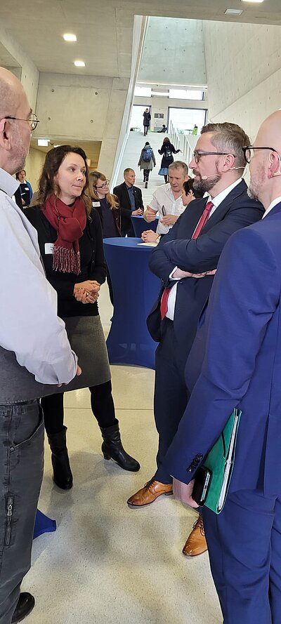 Referatsleiterin Kerstin Kunze im Gespräch mit Staatsminister Martin Dulig (Foto: Christine Winkler-Dudczig)