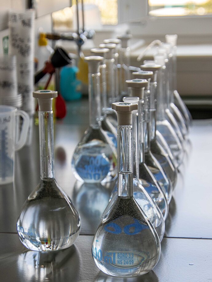 Eine Reihe von Maßkolben aus Glas im Labor