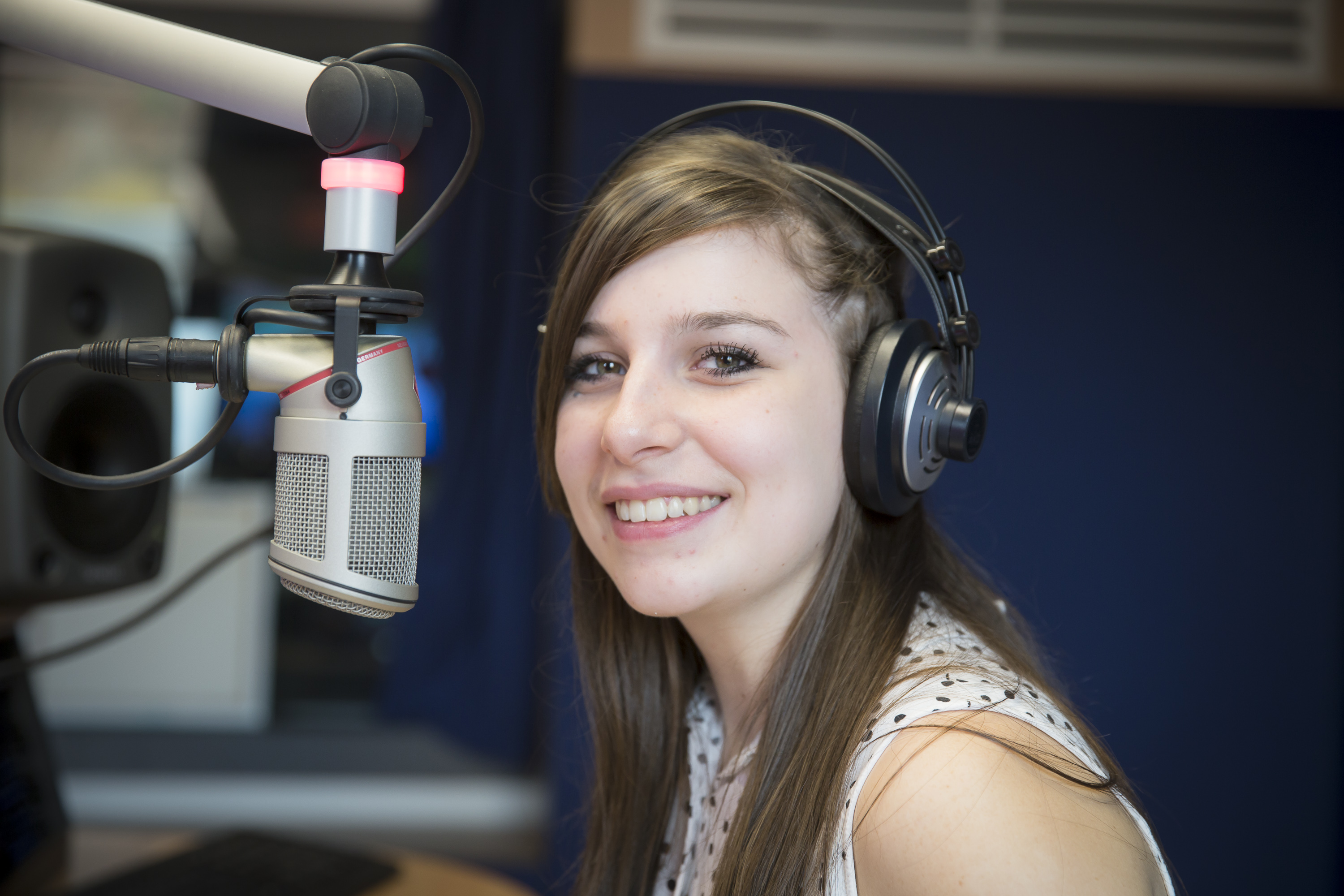 Studentin Deborah im Radiostudio der Hochschule Mittweida.