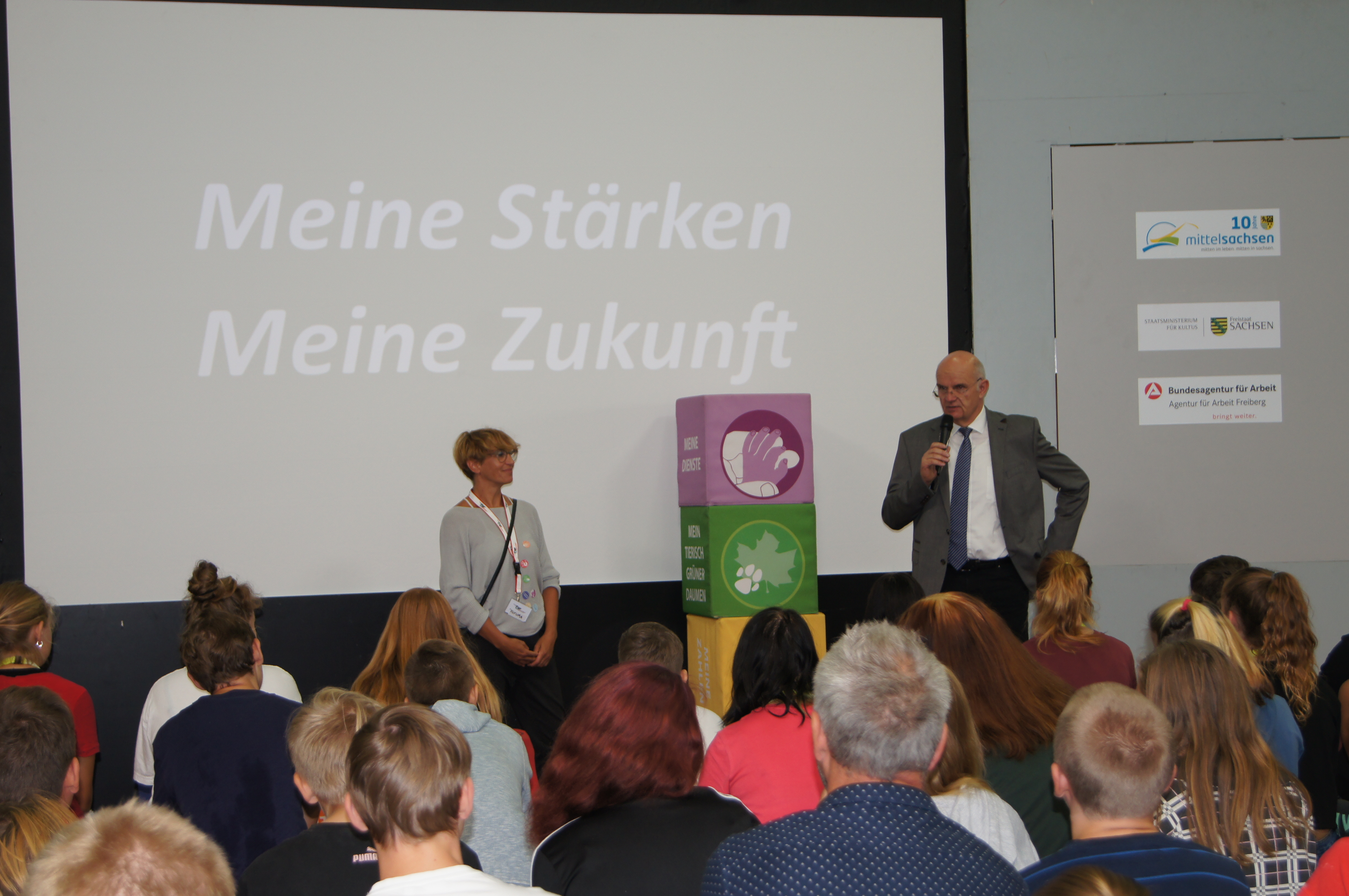 Projektauftrakt komm auf Tour - meine Stärken, meine Zukunft - Dr. Lothar Beier eröffnet die Veranstaltung