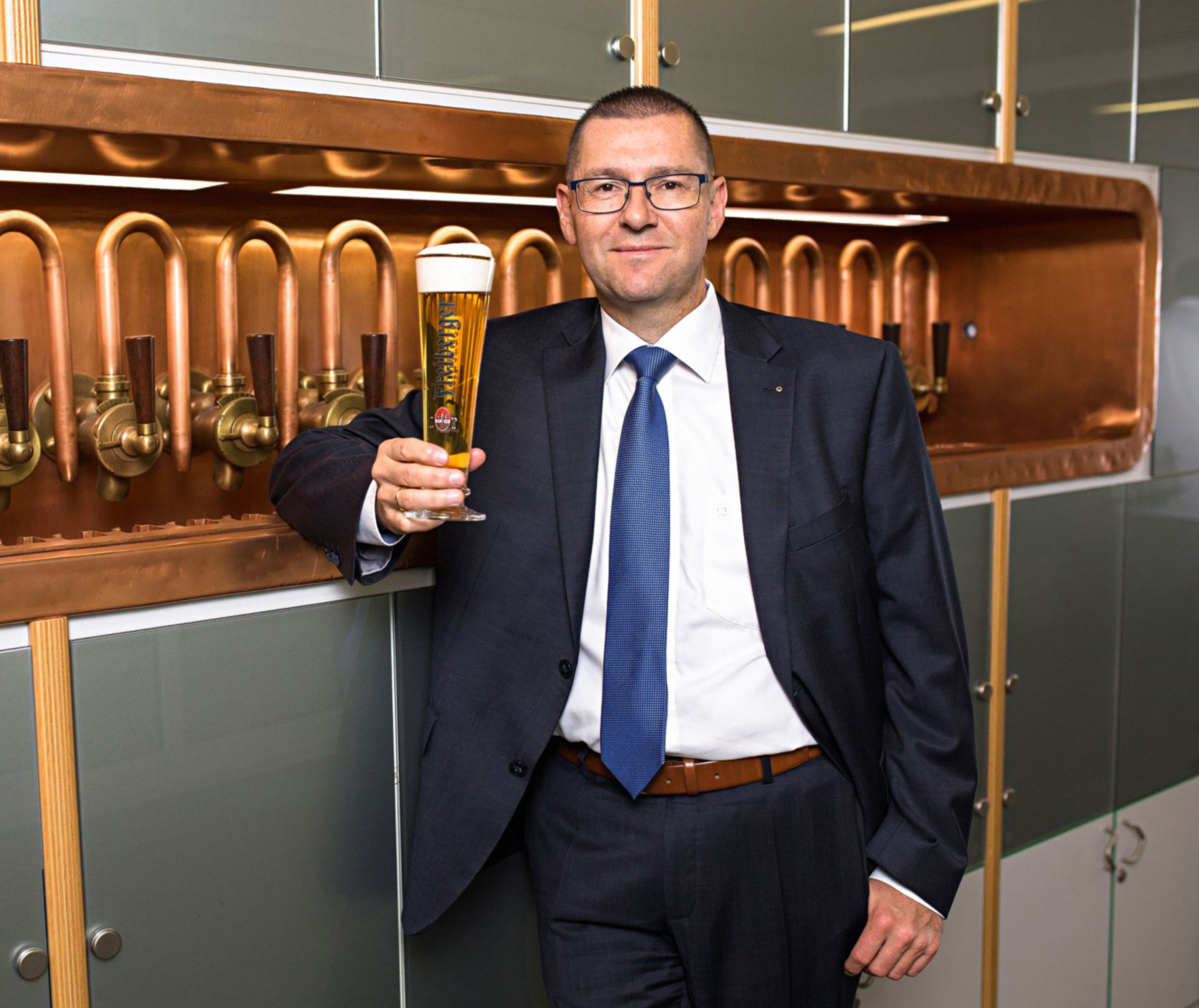 Holger Scheich mit Bier in der Hand