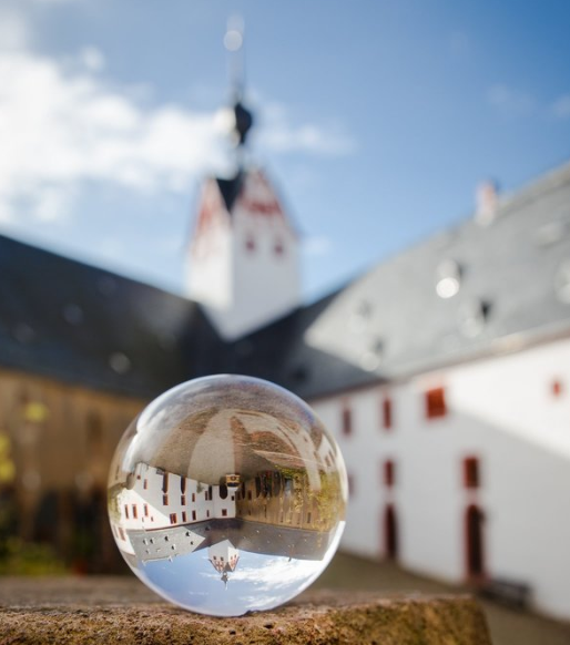 Vorburg Schloss Rochsburg mit einer Glaskugel fotografiert.