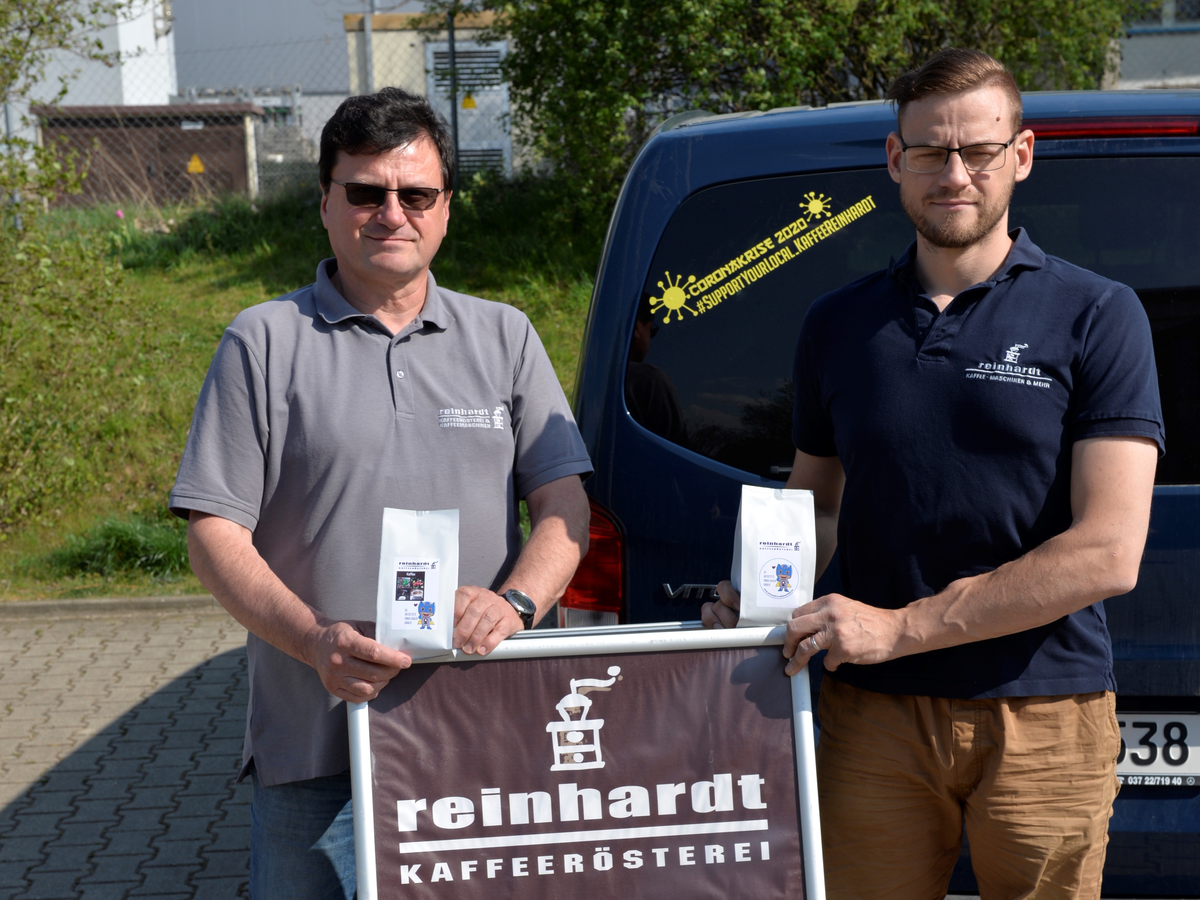 Maik und Jan Reinhardt mit den Mittelsachsen-Kaffeepäckchen vor ihrem Laden in Burgstädt.