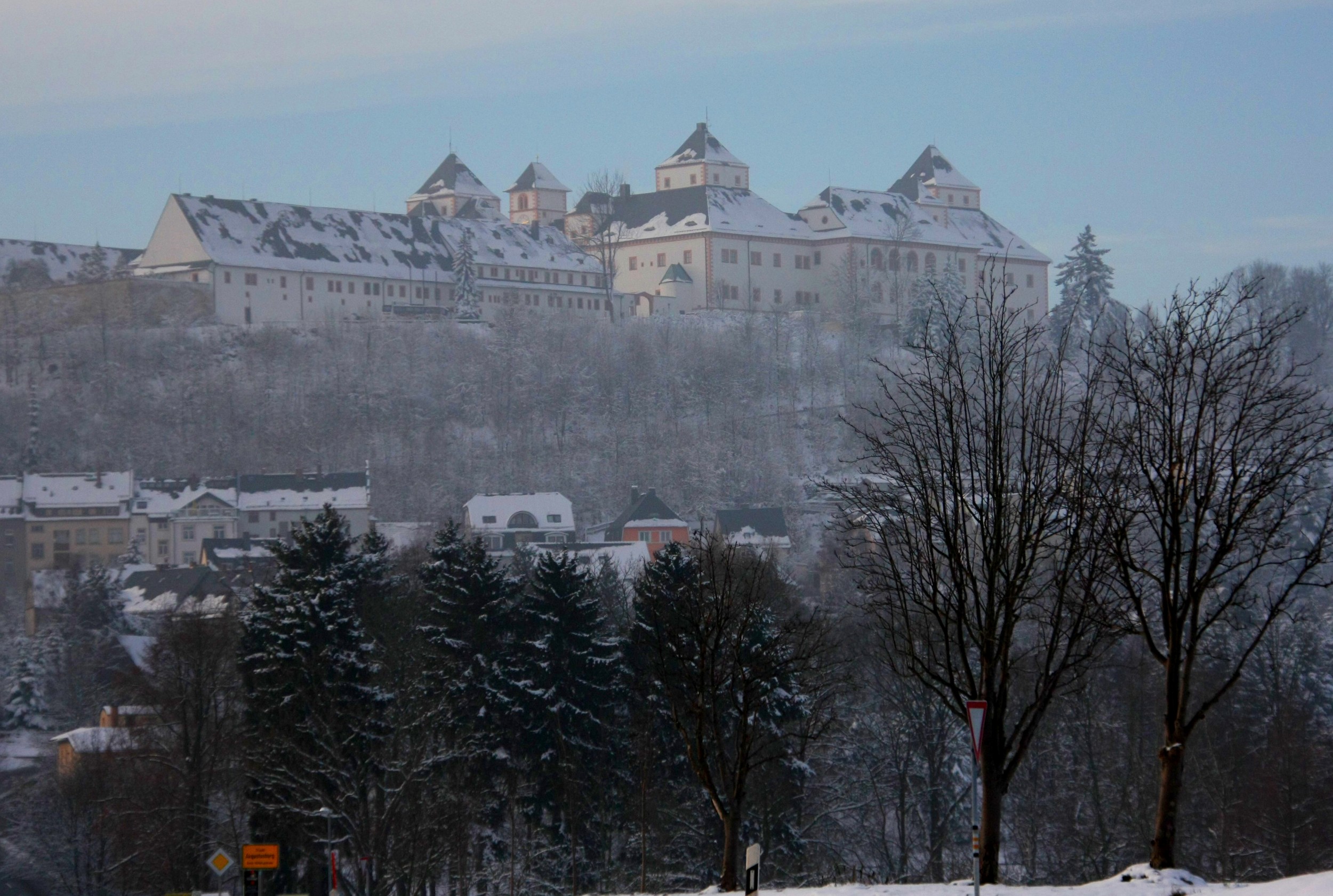 Blick auf die verschneite Burg