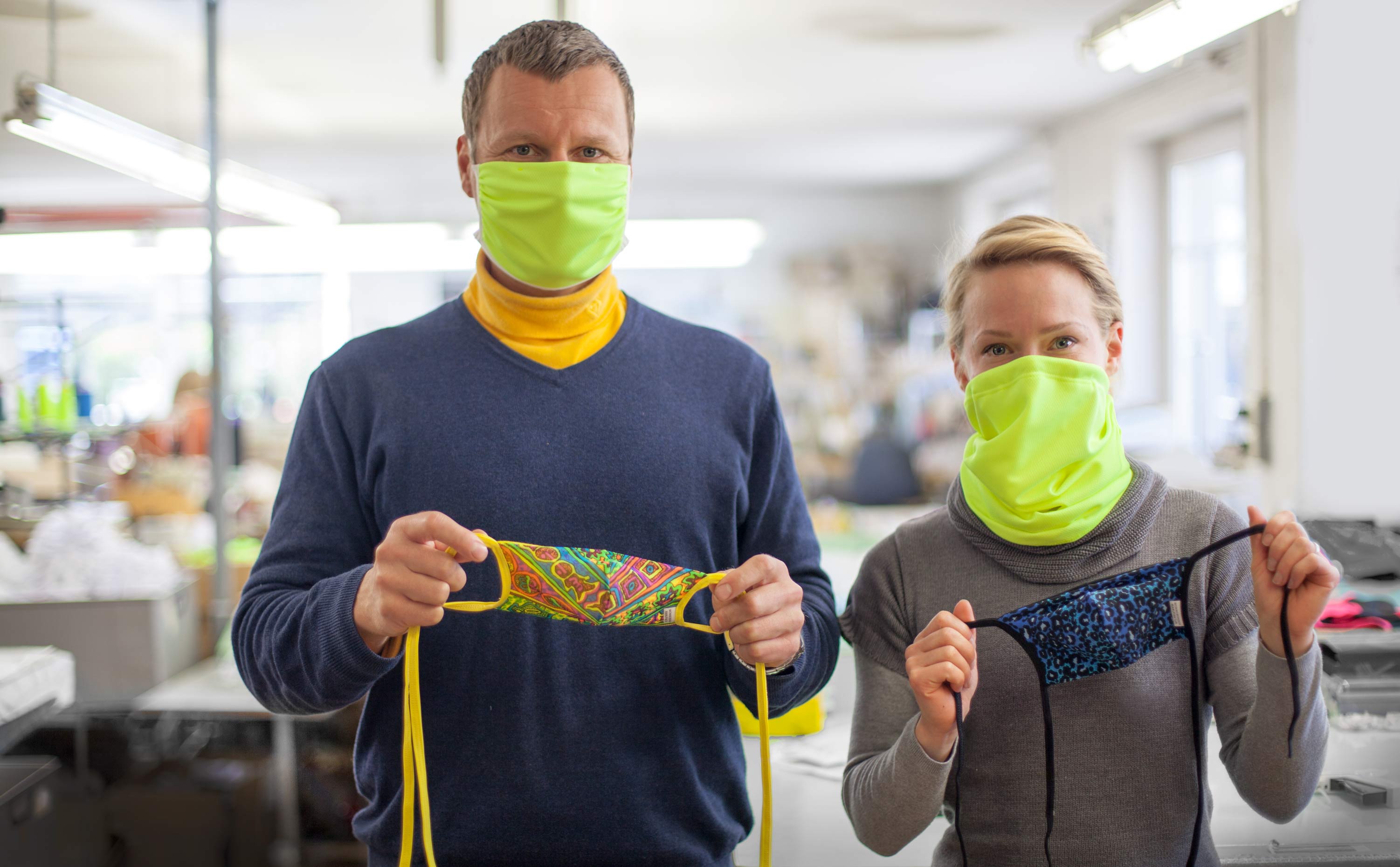 Claudia und Jörn Wonneberger mit selbst entworfenen und genähten Mund-Nase-Bedeckungen.